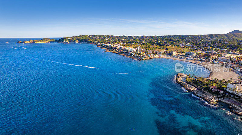 Javea Xabia el Arenal海滩鸟瞰地中海在西班牙阿利坎特